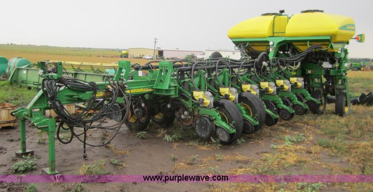 image for item A3783 2006 John Deere 1770NT CCS 16 row planter