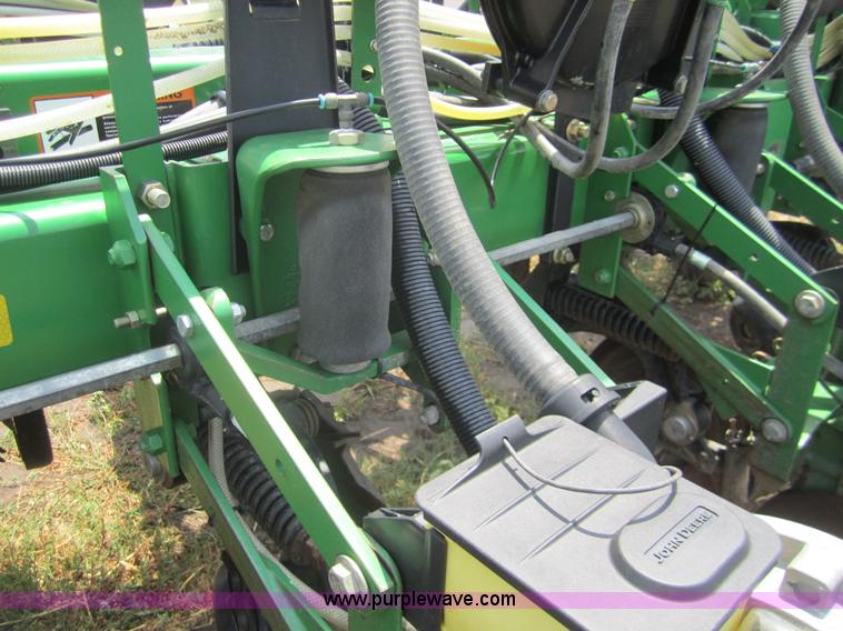 image for item A3783 2006 John Deere 1770NT CCS 16 row planter