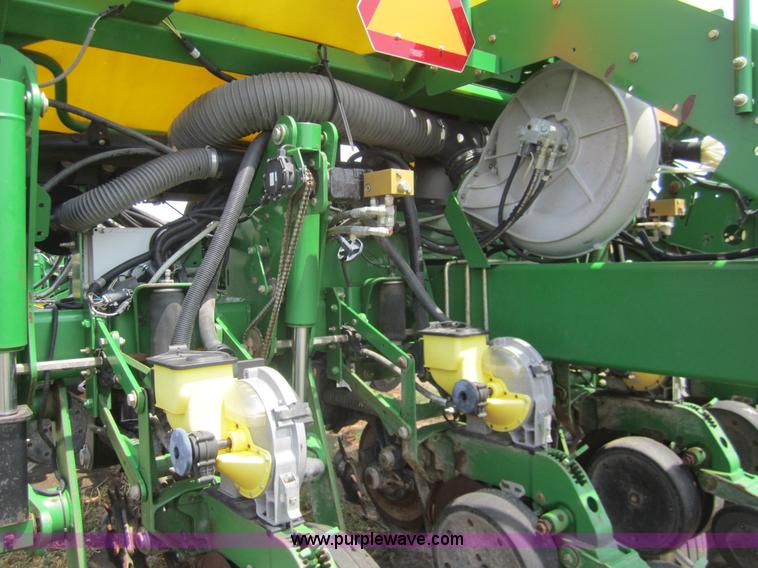 image for item A3783 2006 John Deere 1770NT CCS 16 row planter