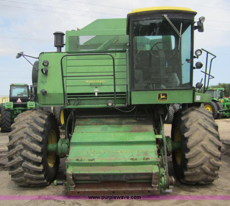 image for item A3785 1982 John Deere 8820 combine