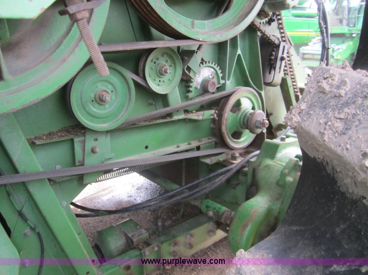 image for item A3785 1982 John Deere 8820 combine