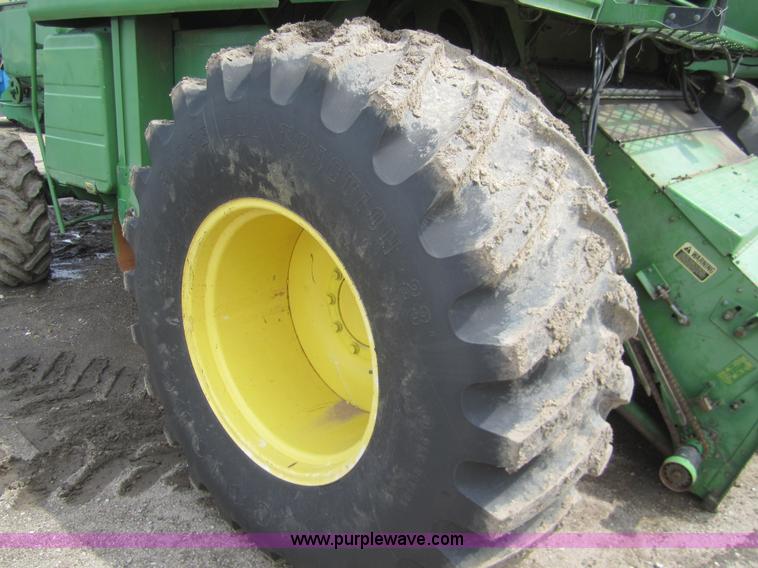 image for item A3785 1982 John Deere 8820 combine