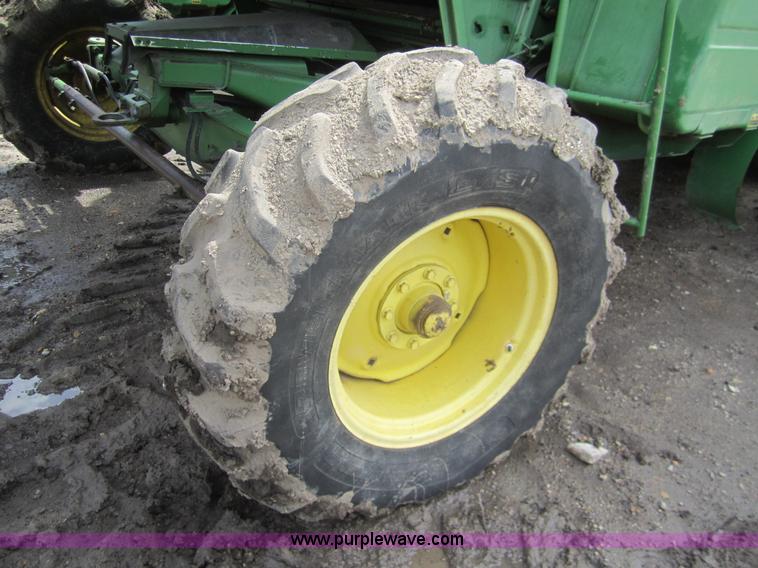 image for item A3785 1982 John Deere 8820 combine