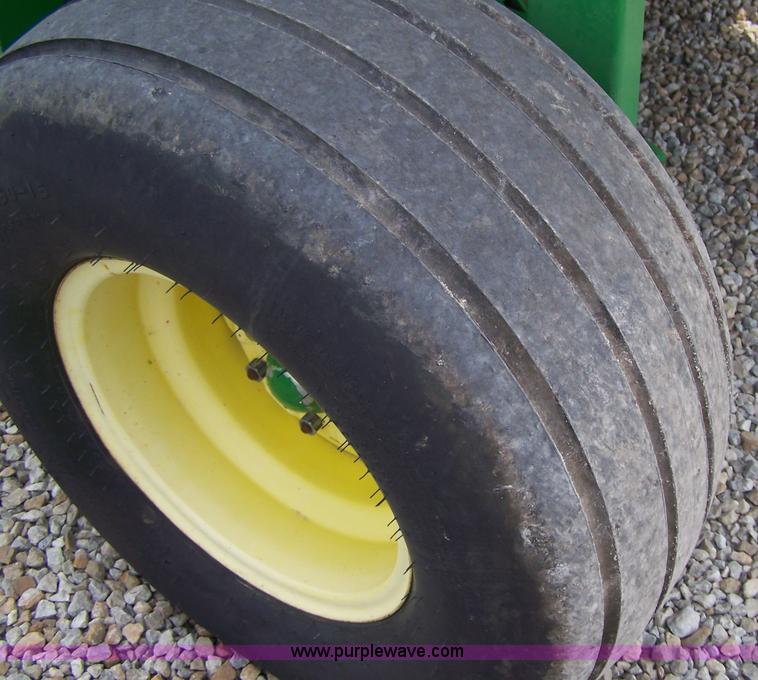 image for item A4591 2002 John Deere 567 round baler