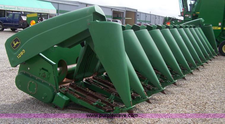 image for item A4592 2006 John Deere 1293 12 row corn head