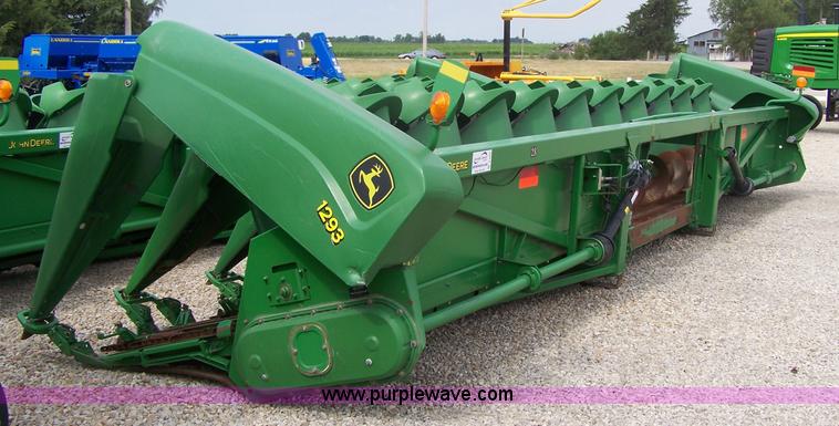 image for item A4592 2006 John Deere 1293 12 row corn head