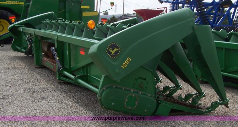 image for item A4592 2006 John Deere 1293 12 row corn head