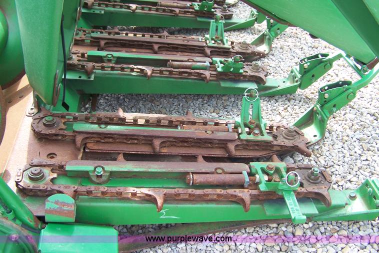 image for item A4592 2006 John Deere 1293 12 row corn head
