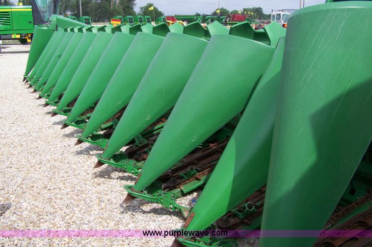 image for item A4592 2006 John Deere 1293 12 row corn head