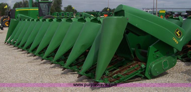 image for item A4593 2004 John Deere 1293 12 row corn head