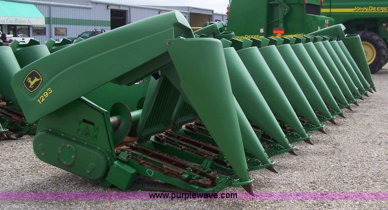 image for item A4593 2004 John Deere 1293 12 row corn head