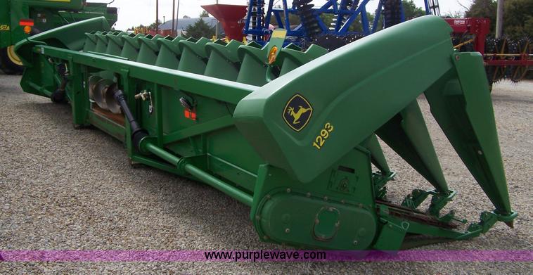 image for item A4593 2004 John Deere 1293 12 row corn head