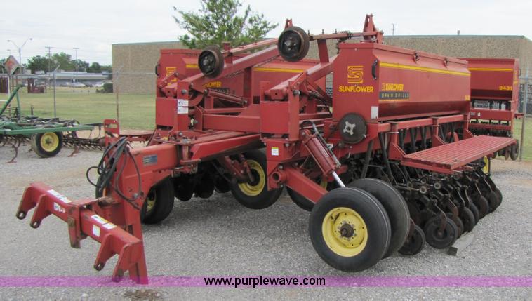 image for item A4682 1999 Sunflower 9431 30' drill