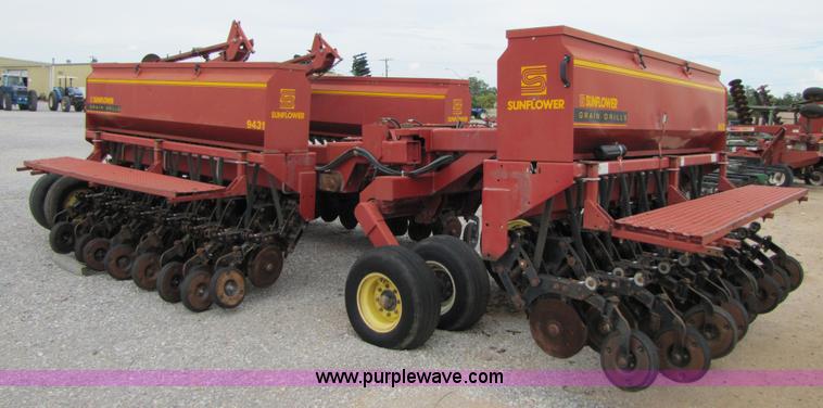 image for item A4682 1999 Sunflower 9431 30' drill