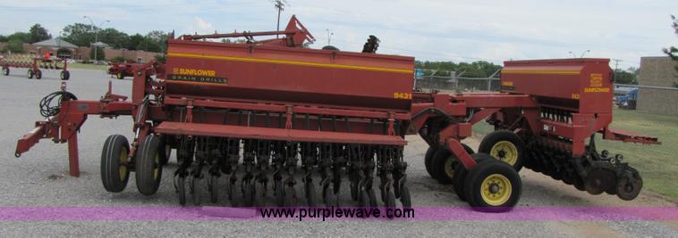 image for item A4682 1999 Sunflower 9431 30' drill