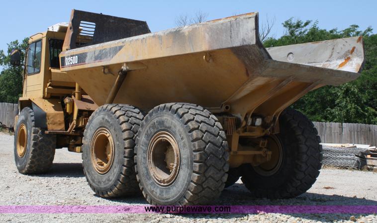 image for item A2093 1994 Caterpillar D250D articulating dump truck