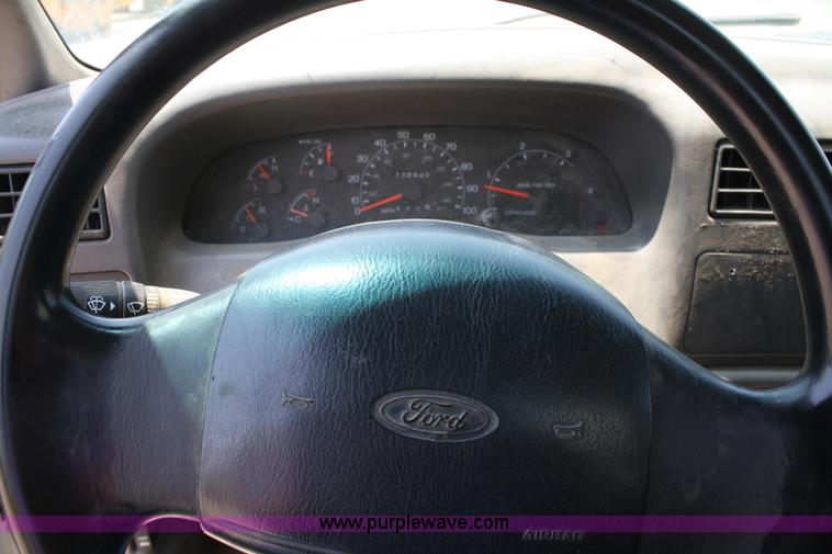 image for item A2095 2000 Ford F550 XL Super Duty utility pickup truck