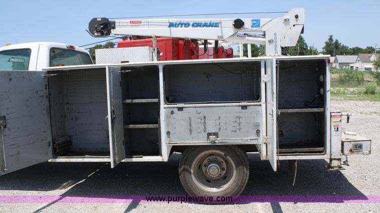 image for item A2095 2000 Ford F550 XL Super Duty utility pickup truck