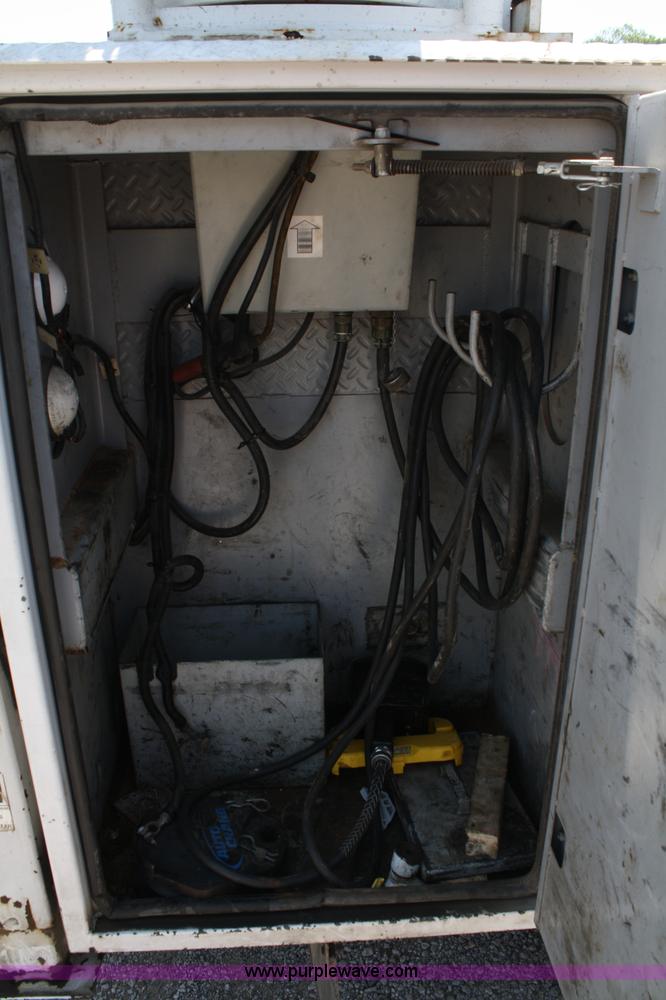 image for item A2095 2000 Ford F550 XL Super Duty utility pickup truck