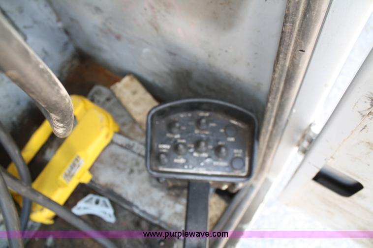 image for item A2095 2000 Ford F550 XL Super Duty utility pickup truck