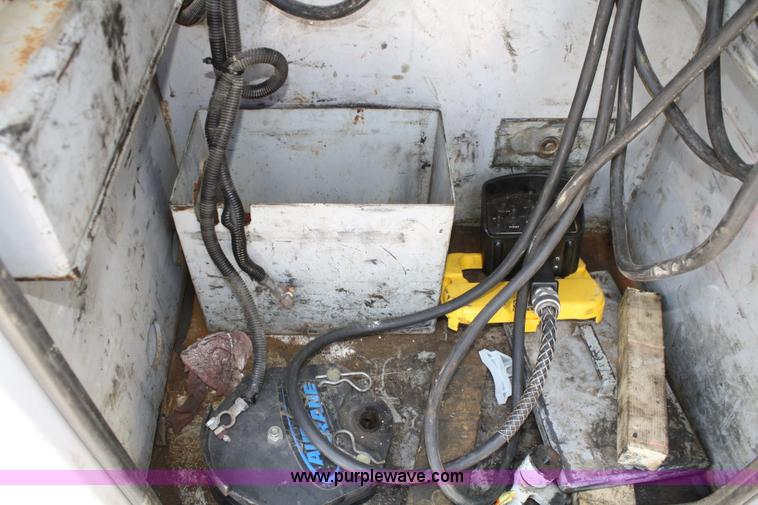 image for item A2095 2000 Ford F550 XL Super Duty utility pickup truck