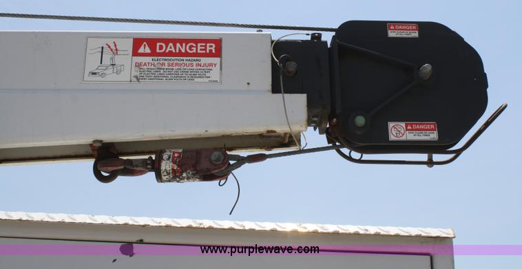 image for item A2095 2000 Ford F550 XL Super Duty utility pickup truck