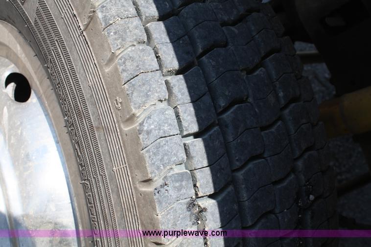 image for item A2095 2000 Ford F550 XL Super Duty utility pickup truck