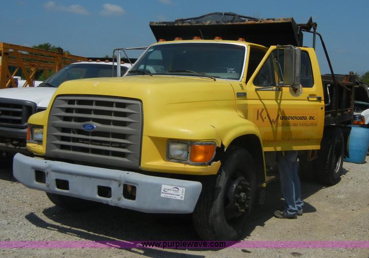 image for item A3011 1995 Ford F800 dump truck