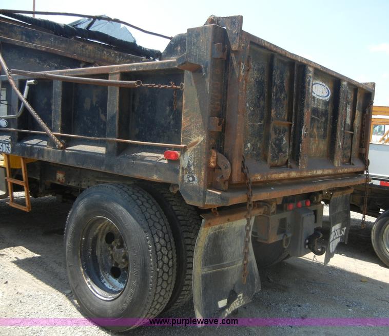 image for item A3011 1995 Ford F800 dump truck