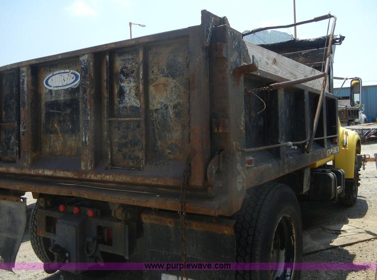 image for item A3011 1995 Ford F800 dump truck