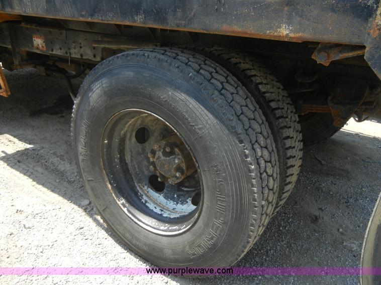 image for item A3011 1995 Ford F800 dump truck