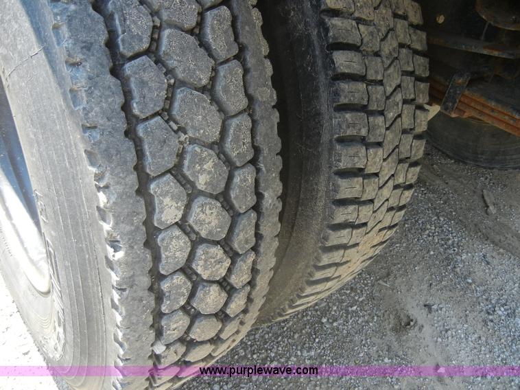 image for item A3011 1995 Ford F800 dump truck