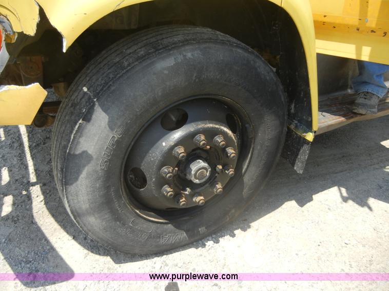 image for item A3011 1995 Ford F800 dump truck