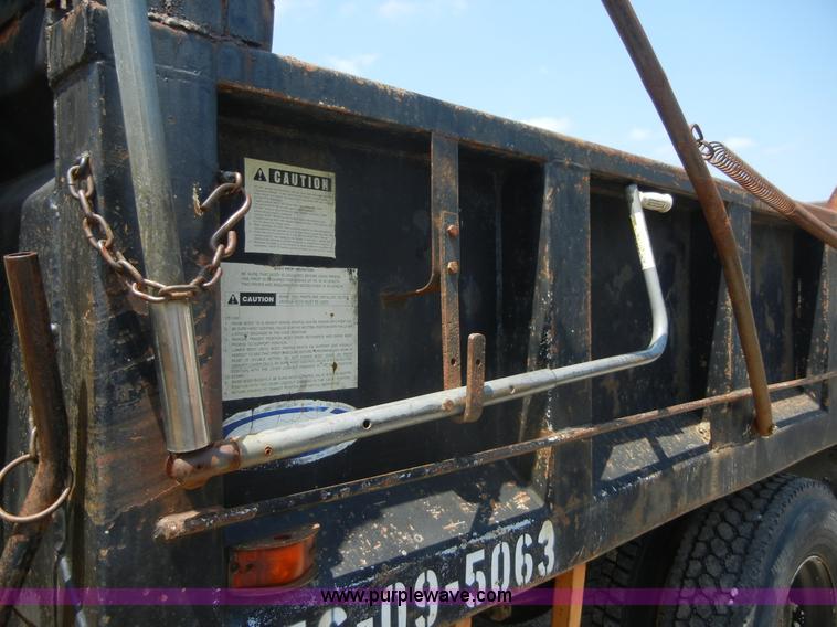 image for item A3011 1995 Ford F800 dump truck