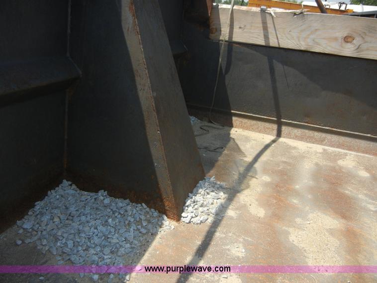 image for item A3011 1995 Ford F800 dump truck