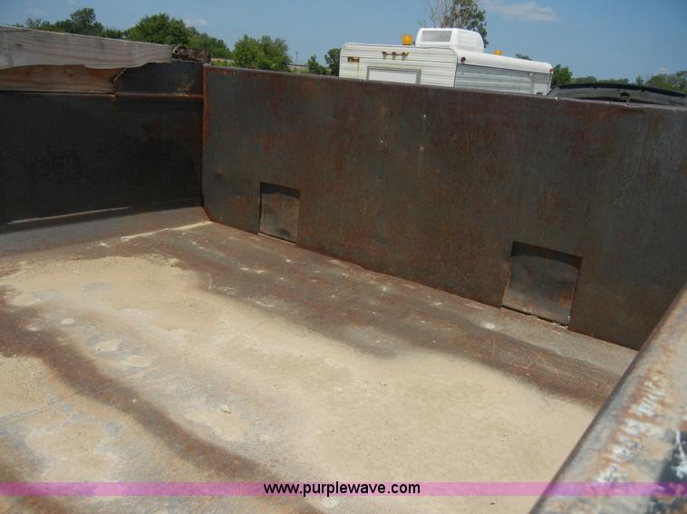 image for item A3011 1995 Ford F800 dump truck