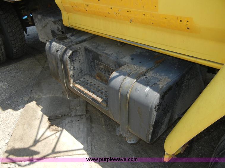 image for item A3011 1995 Ford F800 dump truck