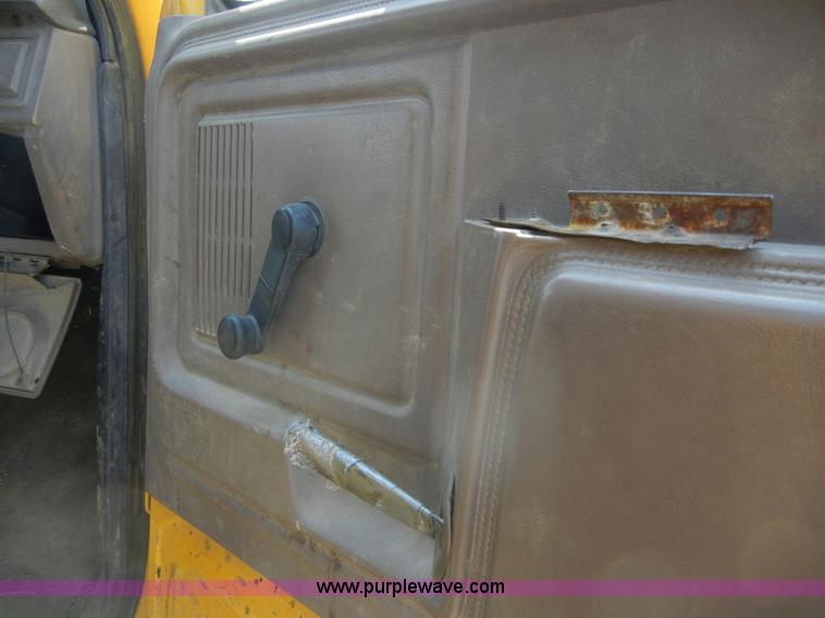 image for item A3011 1995 Ford F800 dump truck