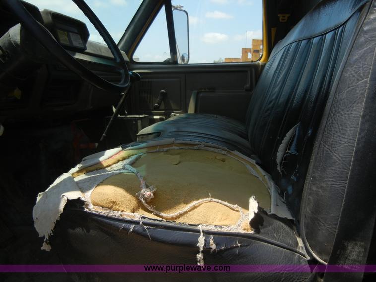 image for item A3011 1995 Ford F800 dump truck