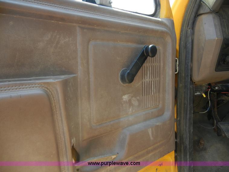 image for item A3011 1995 Ford F800 dump truck