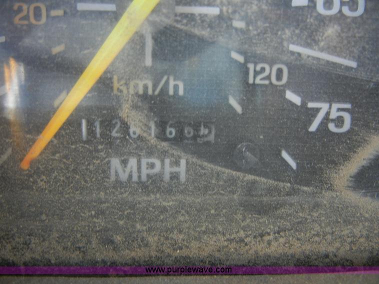 image for item A3011 1995 Ford F800 dump truck