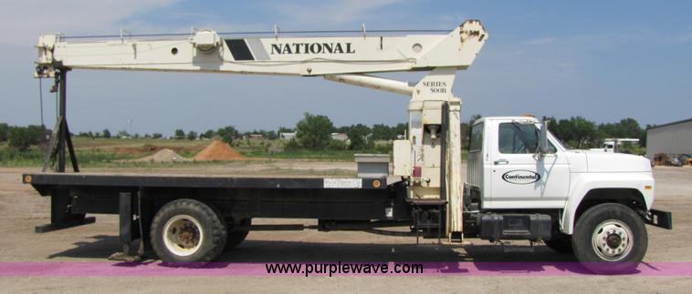 image for item A4686 1993 Ford F700 crane truck