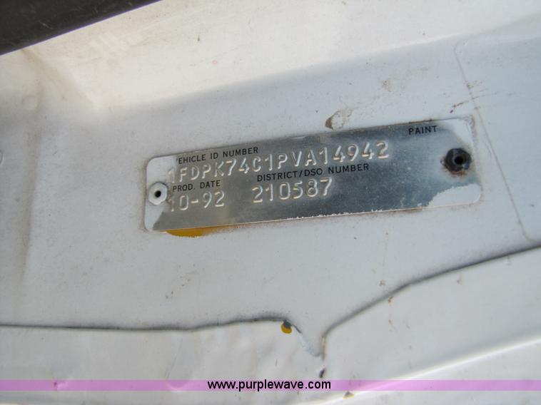 image for item A4686 1993 Ford F700 crane truck