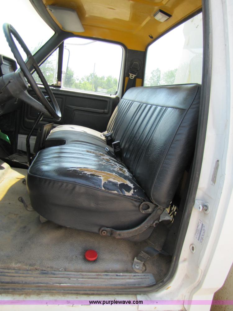 image for item A4686 1993 Ford F700 crane truck