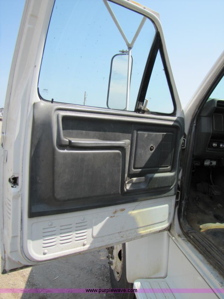 image for item A4686 1993 Ford F700 crane truck