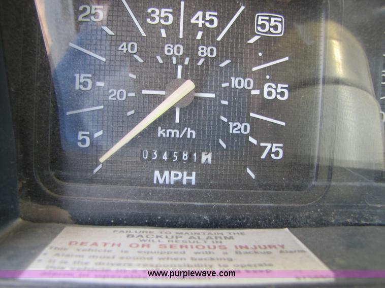 image for item A4686 1993 Ford F700 crane truck