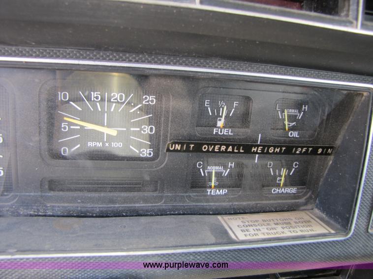 image for item A4686 1993 Ford F700 crane truck