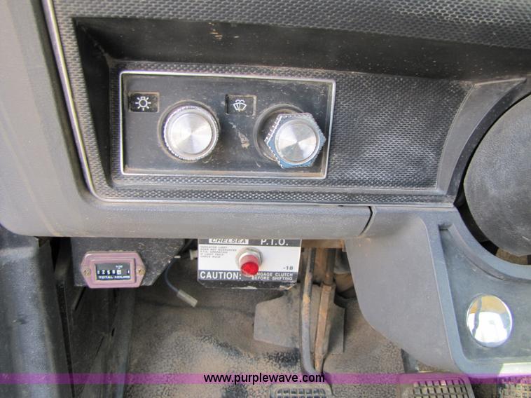 image for item A4686 1993 Ford F700 crane truck