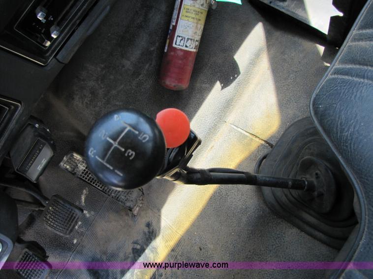 image for item A4686 1993 Ford F700 crane truck