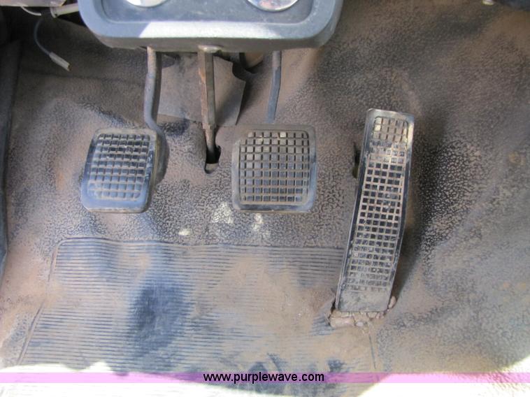 image for item A4686 1993 Ford F700 crane truck